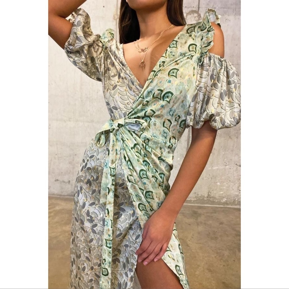 NEVER FULLY DRESSED Green
Marble Spliced Cold Shoulder Midi
Dress